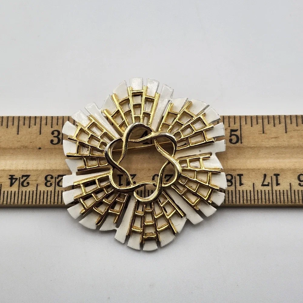 Vintage Gold‎ Tone White Enamel Brooch